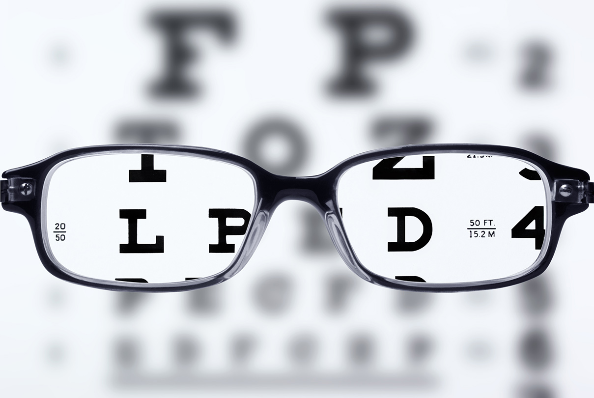 Mito: el hecho de llevar demasiado las gafas hace a los ojos «dependientes» de ellas.