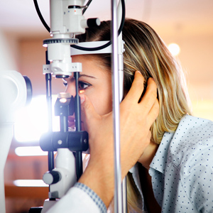 Mujer revisándose la vista