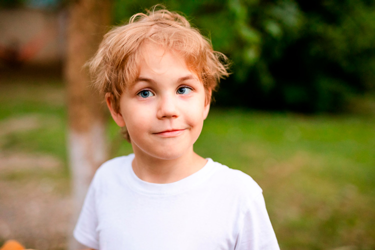 Niño con estrabismo