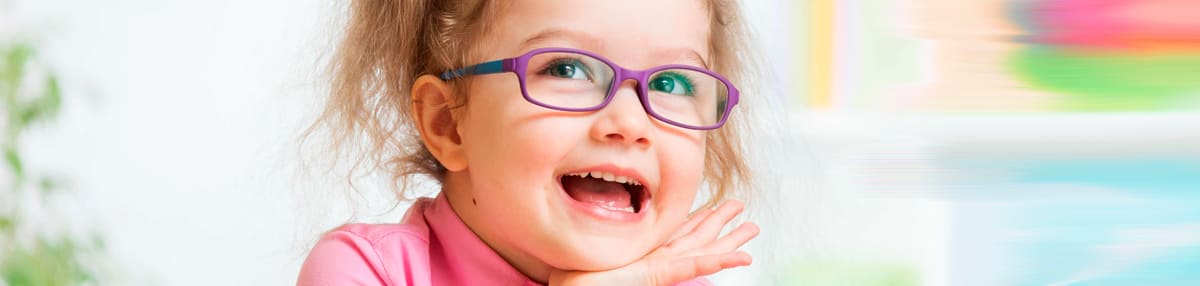 Niña pequeña con gafas