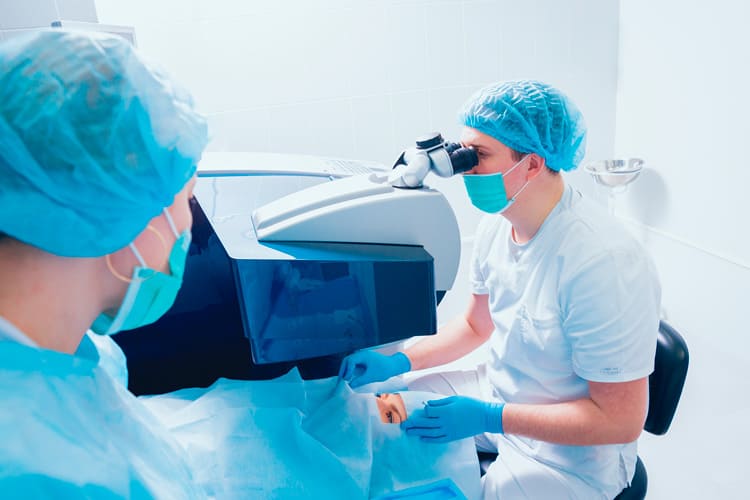 Doctor oftalmólogo realizando una cirugía láser