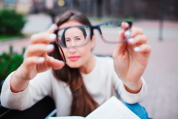 Paciente viendo a través de sus gafas que las tiene quitadas