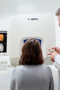 clinica-dr-tirado-optomap El Dr Tirado realizando una exploración a una paciente